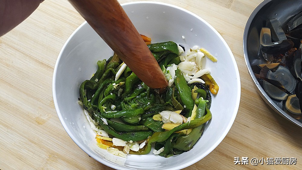 让人口水直流的擂辣椒皮蛋，香辣下饭，上桌就抢光，吃完还想吃