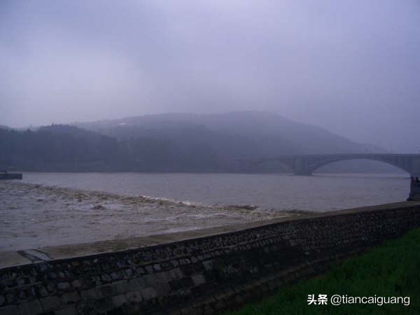 洛阳龙门石窟古色古韵,洛阳龙门石窟东方艺术的瑰宝