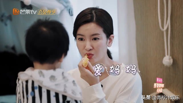 李佳航1岁儿子是个机智boy，徒手挤橙汁，李晟买一块碗89元不嫌贵