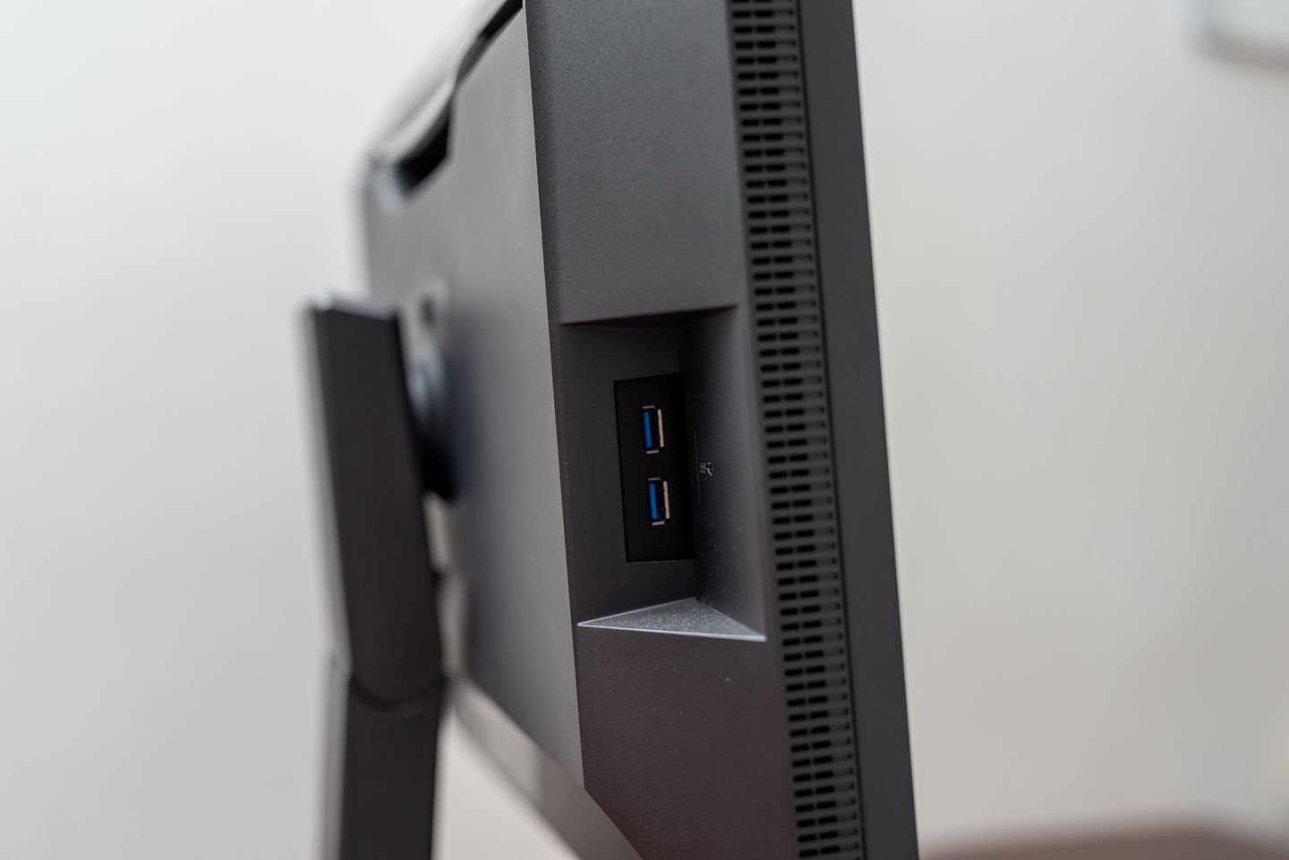 艺卓cs2740显示器亮度设置为多少,艺卓入门级2460显示器值得买吗