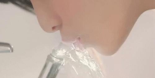 外国的月亮是不是比较大,谁说外国的月亮比国内的好