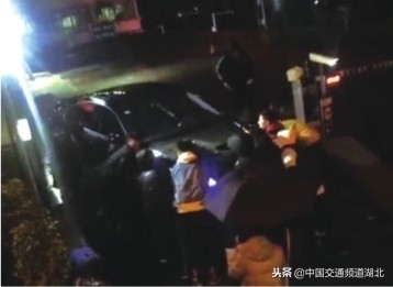 1.5吨轿车雨夜开上台阶进退两难12名武汉体院学生合力抬车救援