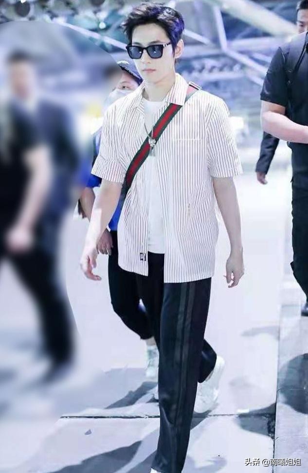 男人过了40岁,买短袖要谨记“3不要”,显得俗气廉价,谁穿谁丑