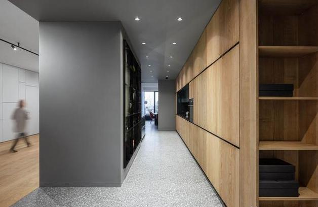 她将两套房子里头打通,客厅大到可以“踢足球”,网友:太豪气了