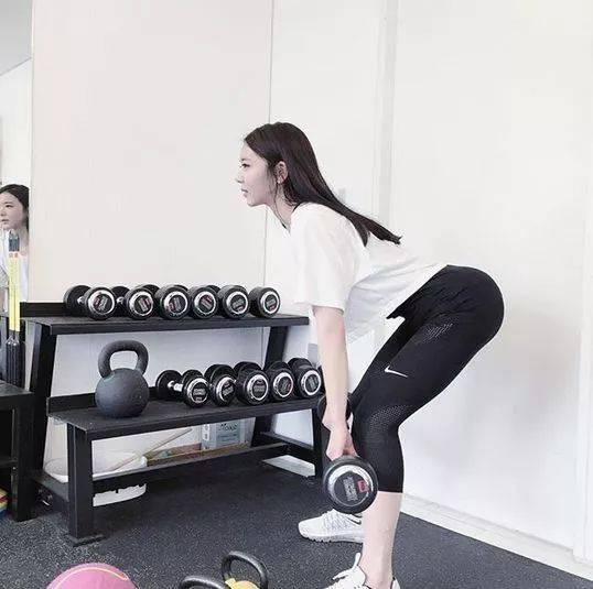 女生练肌肉但不显胖,女生练肌肉好看吗小个子