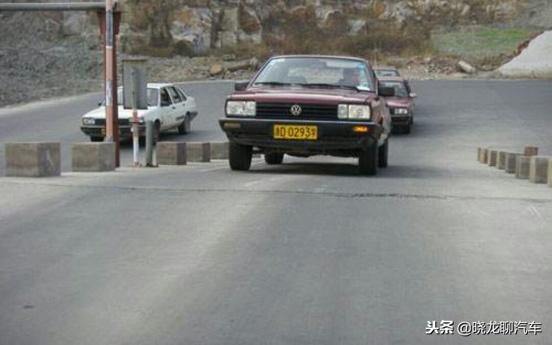 半坡起步溜车或者熄火了怎么起步,半坡起步不熄火不溜车放手刹起步