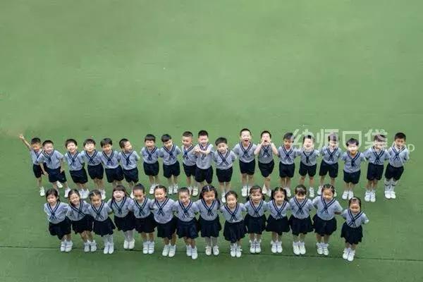 毕业最创意的毕业照多人,毕业照用什么造型好看