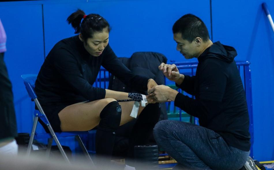 朱婷飞奔场外救球传承女排,朱婷救场