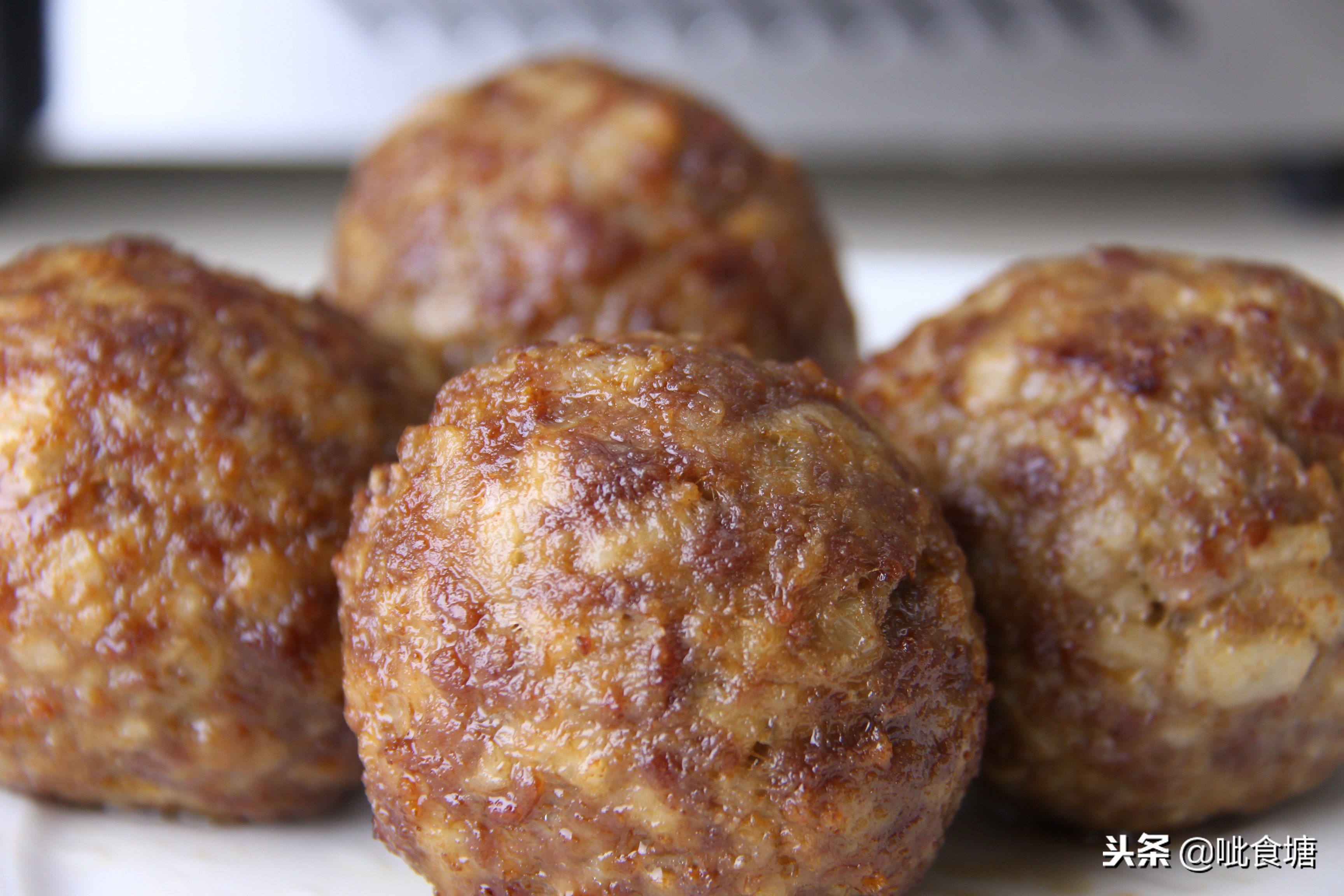 四喜丸子与红烧狮子头的区别,四喜丸子红烧狮子头是炖还是蒸