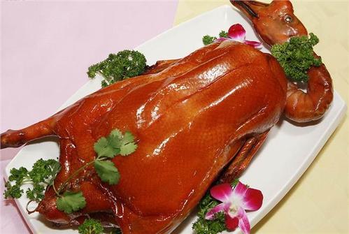 大学生回乡创业,“1元卖鸭”,一年赚300万,背后逻辑简单可复制