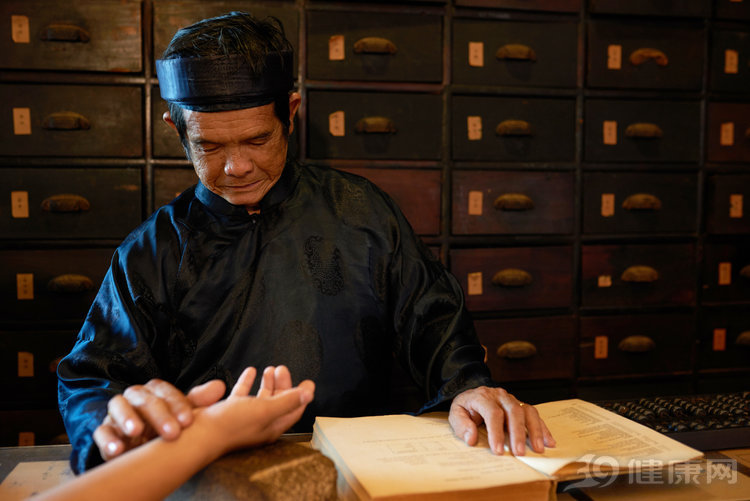 女人气血不足中医挂什么科室,气血不足肝肾阴虚中医如何调理