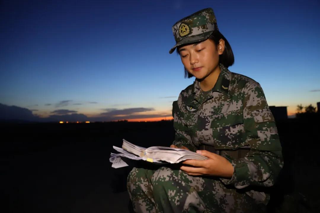 女兵开11吨特种车,女兵白萌