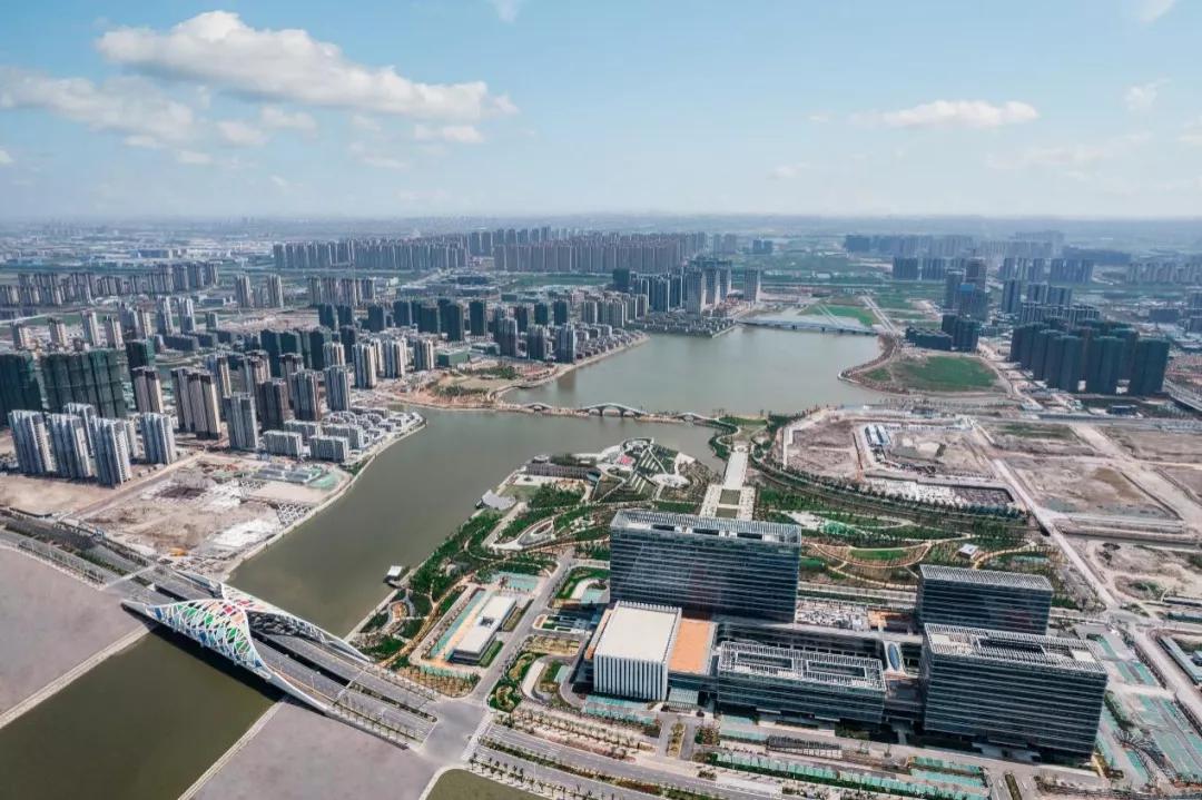 从一片荒芜到高楼林立,从一片泥泞到高楼耸立