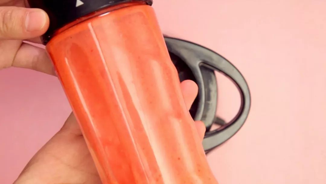 满满的草莓香味的慕斯，不用烤箱就能做、简单快手！