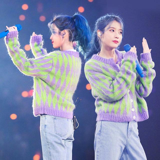 iu和其他韩国女明星,女明星穿iu同款绿紫毛衣外套