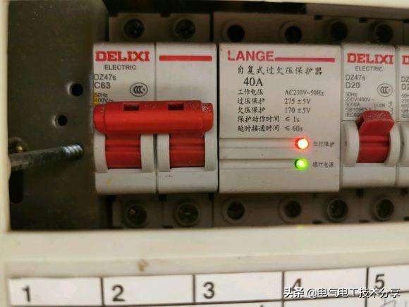 自动复位过欠压保护器红灯闪烁,过复式欠压延时保护器红灯闪烁