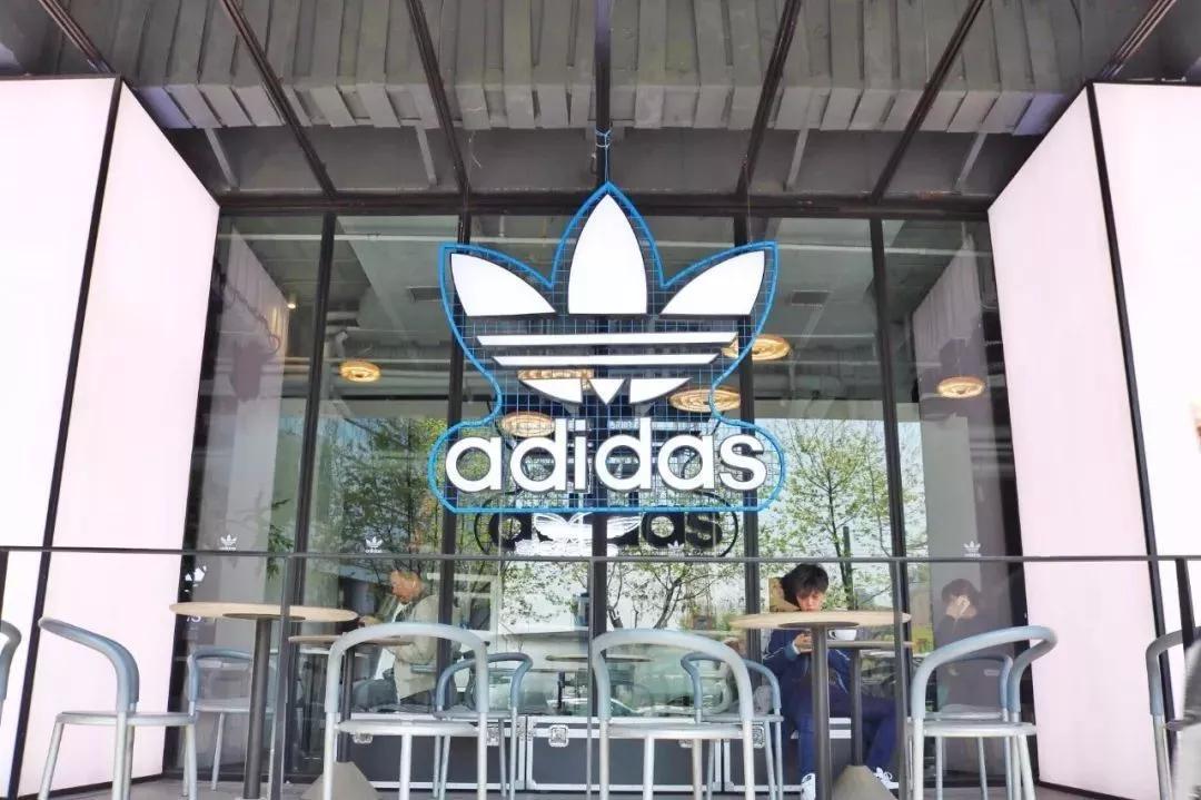 女装品牌MARNI“邂逅”星巴克，开了家酷潮咖啡馆