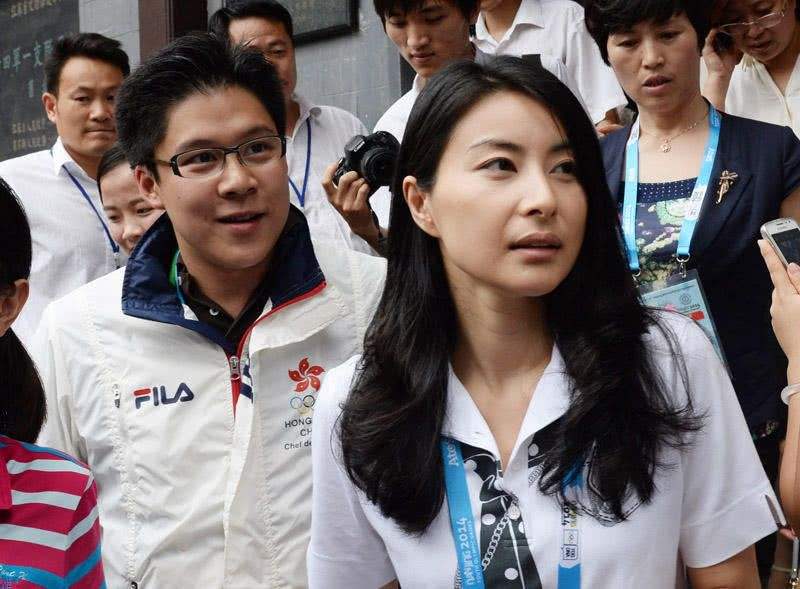 霍启刚带子女下厨,霍启刚为孩子下厨视频