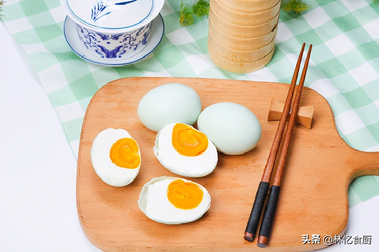 腌咸蛋出油的小妙招,快速腌制咸蛋出油最佳方法