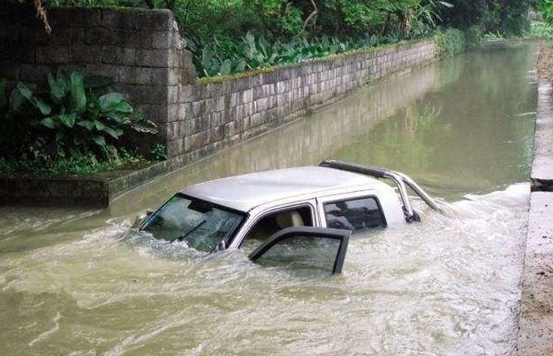 汽车不小心坠河怎么办,汽车不小心滑路怎么办