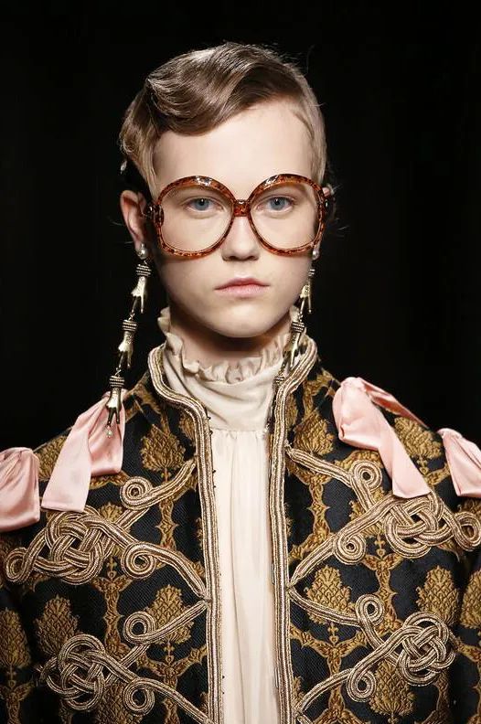 珍珠当牙签，红宝石镶圣经，还是Gucci和香奈儿的灵感缪斯