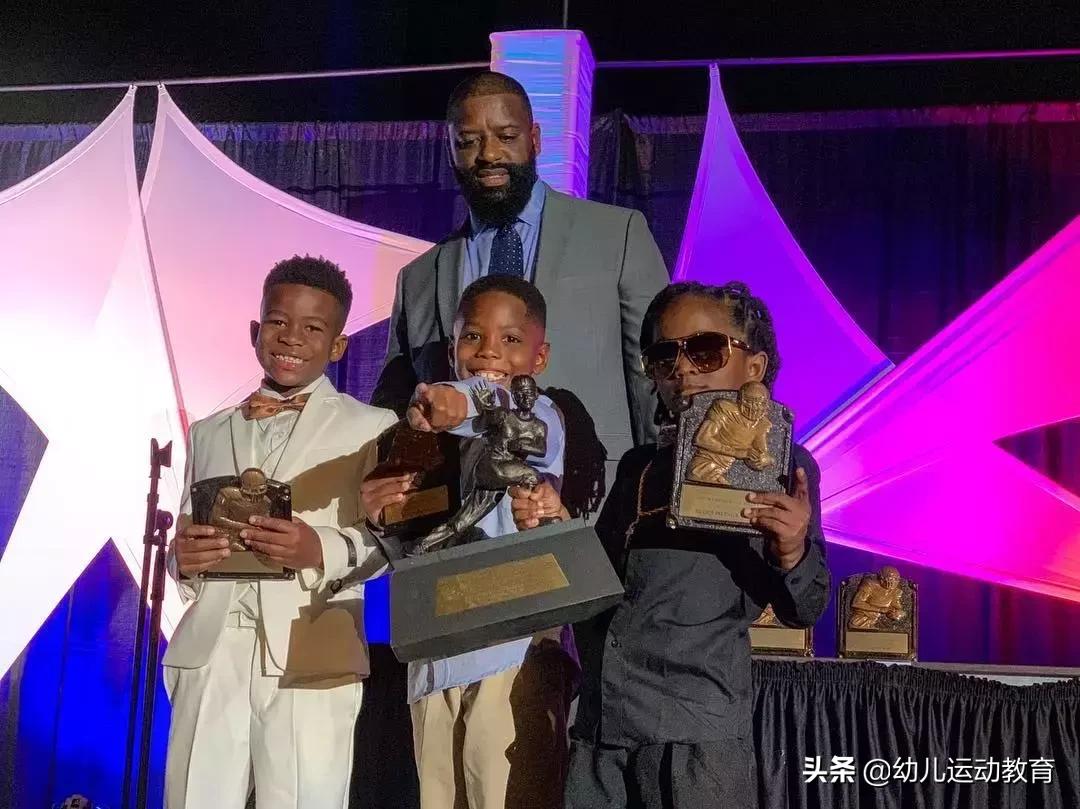 美国腹肌男小孩,8岁肌肉男孩腹肌