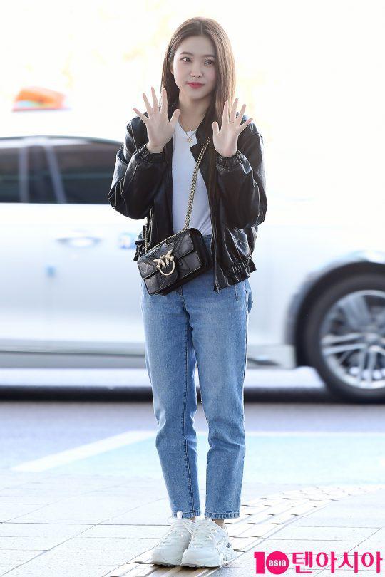 智秀白衣服配牛仔裙,秀智穿搭夏天气质上衣图