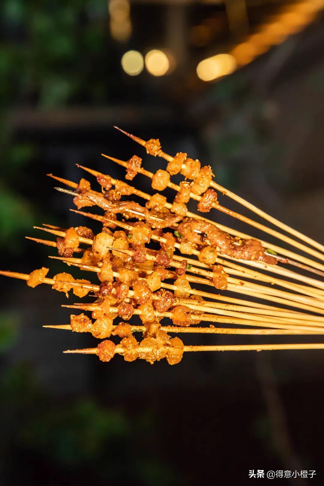 楼顶喝酒看日出,楼顶喝酒夜景视频实拍