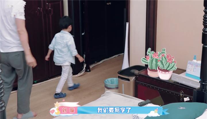 儿子不写作业发脾气暴打妈妈,儿子不听话不写作业打骂也不管用