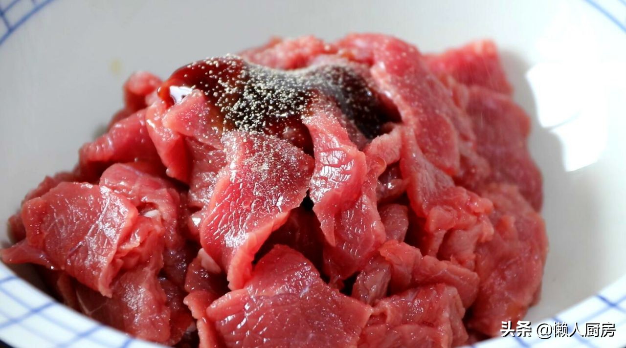 这是牛肉汤的懒人做法,肉嫩无腥味,好喝不油腻,味道香