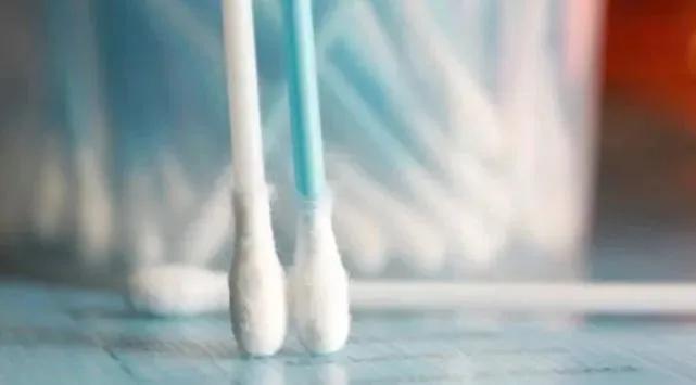 一男子掏耳朵掏出血,长期掏耳朵导致患癌