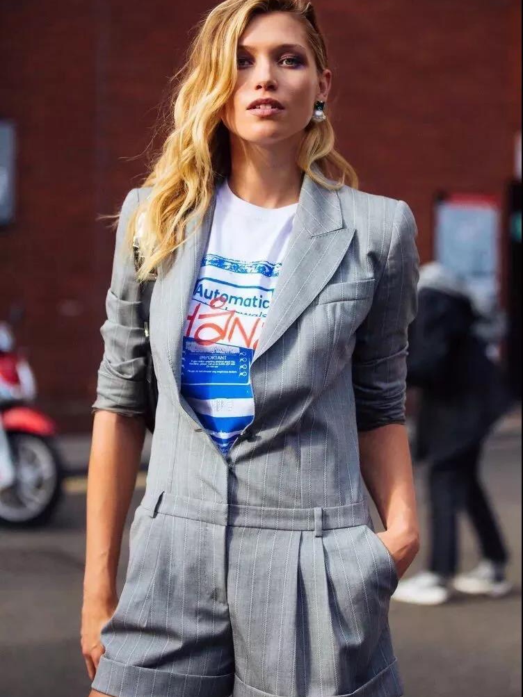 蕾哈娜穿大黄靴,雷哈娜粉色羽毛