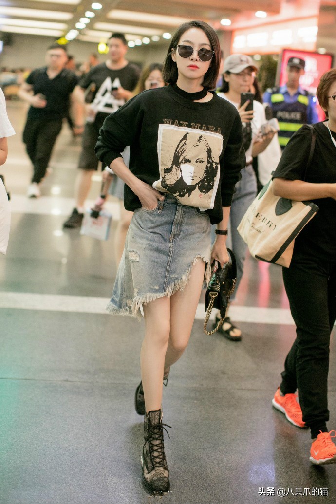 宋茜红色皮裙,宋茜穿了一条白色的裙子