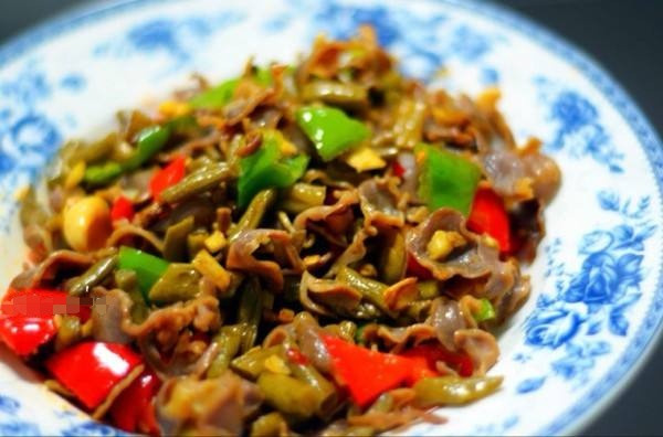 鸡胗炒了挺久为什么里面还是红色,鸡胗炒完里面带一点红