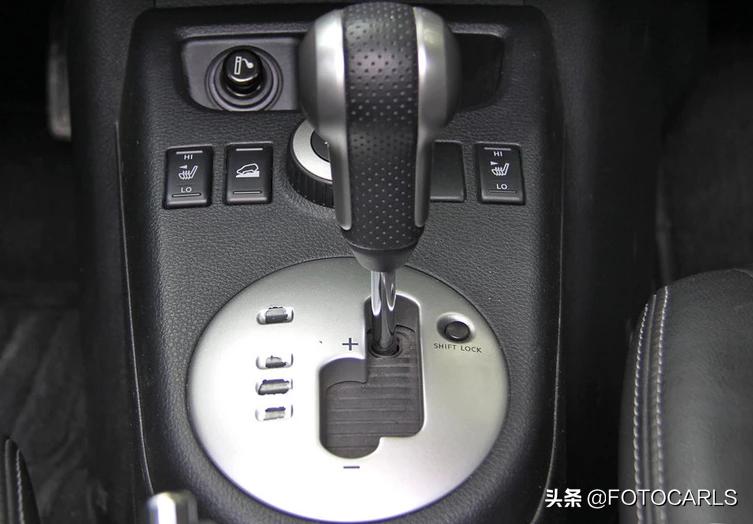 老日产奇骏2.0与新1.5,09老奇骏尾灯最上面的是什么灯