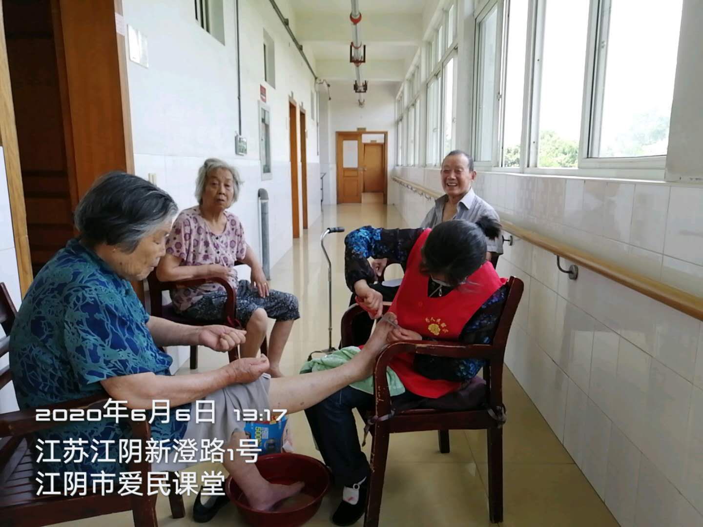 志愿者用爱温暖老人心,情暖社区老人献爱心志愿服务