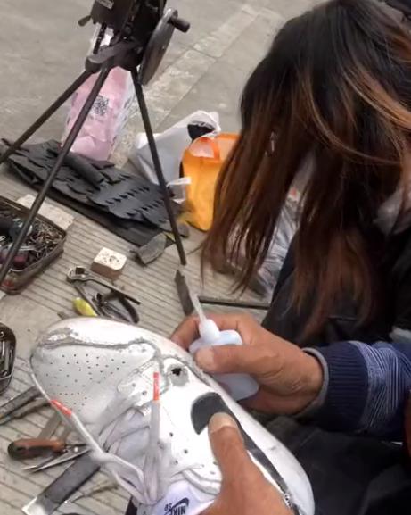 耐克限定款？四川一小伙鞋子破损拿去补，大爷用轮胎补鞋意外的潮