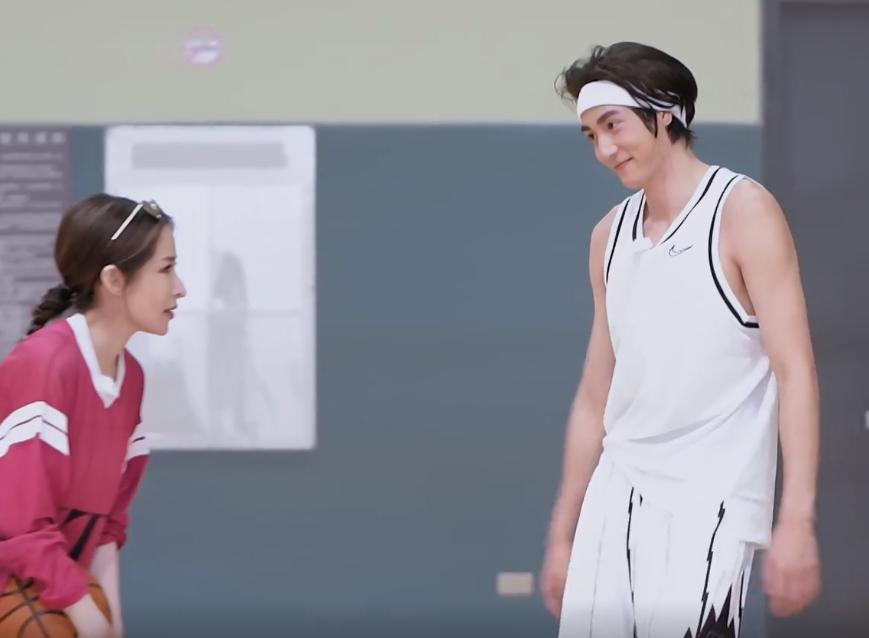 黄皓投篮砸到萧亚轩肚子，女神生气，小男友双手捂头像犯错小朋友