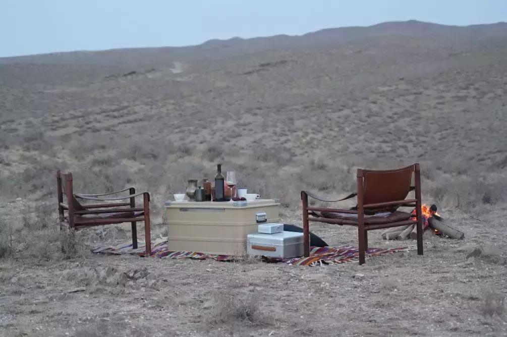 把泳池搬进沙漠,圈黄河做庭院,一个男人的西部世界,可以有多野