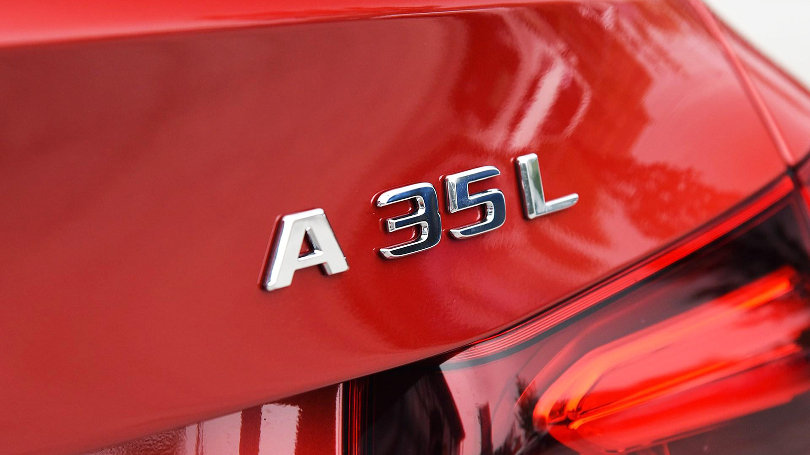 宝马330iM对比奔驰AMGA35L同价位/国产/性能/小弟车如何选?