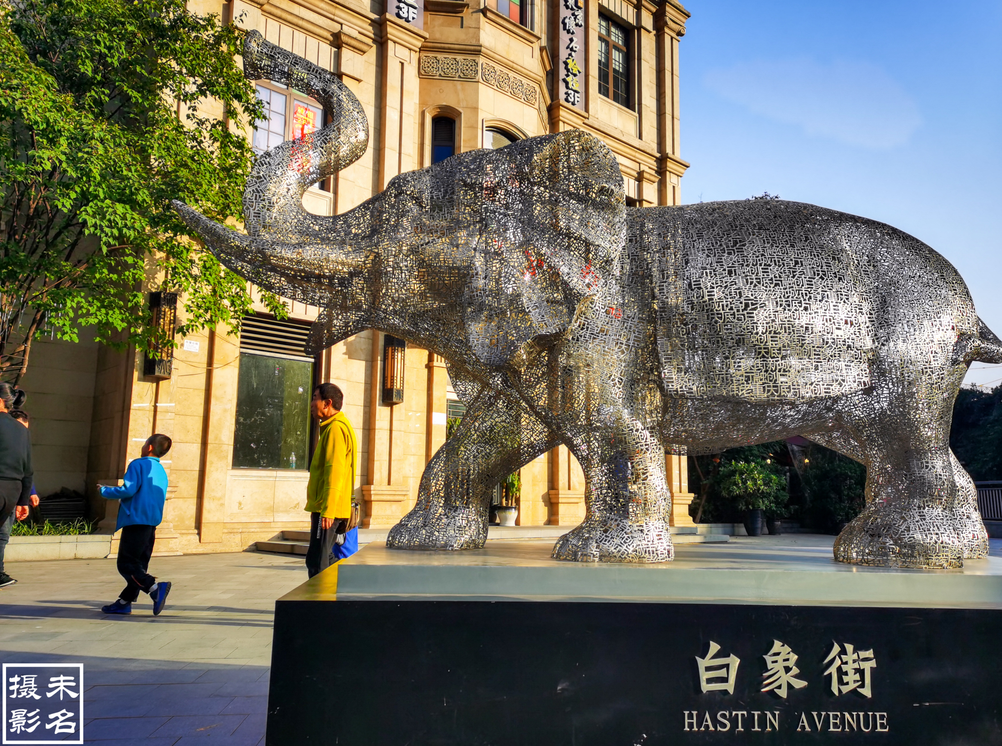 逛历史街区白象街，搭重庆最古老的电梯，游山城最繁华的美食夜市