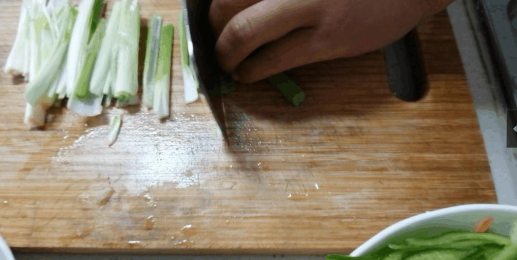 酱油炒面粘锅,炒粉炒面一放酱油就粘锅