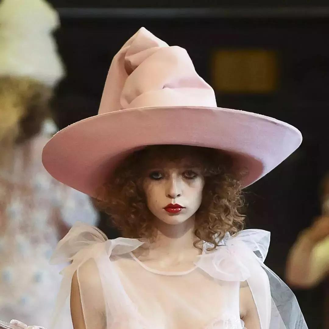 从全世界最会戴帽子的女人身上,学习一点「帽子戏法」