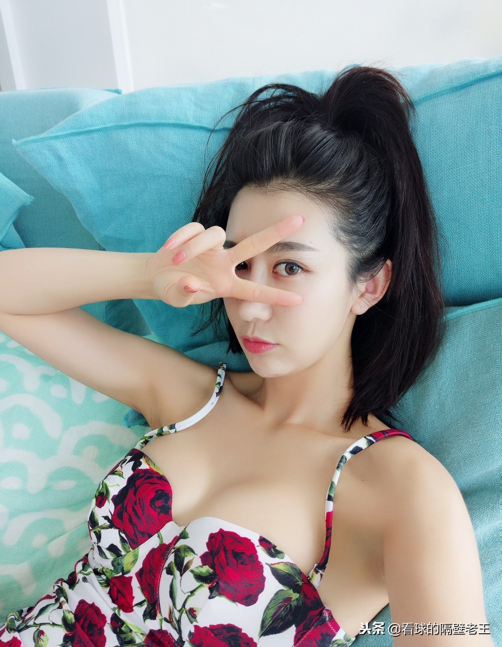 他是拥有千万级年薪的国足运动员，娶得爱运动的校花娇妻身材傲人