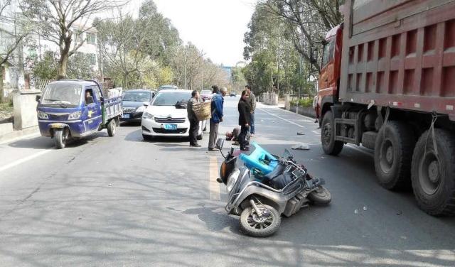 发生车祸时驾驶员应该怎么做安全,发生车祸交警会怎么处理