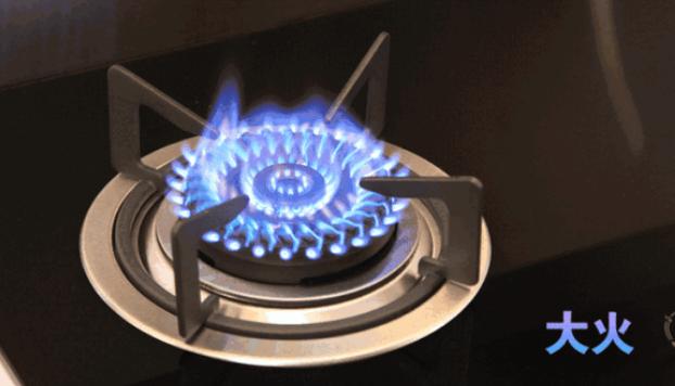 燃气灶出现红色火苗咋回事,燃气灶一半有火苗一半没有