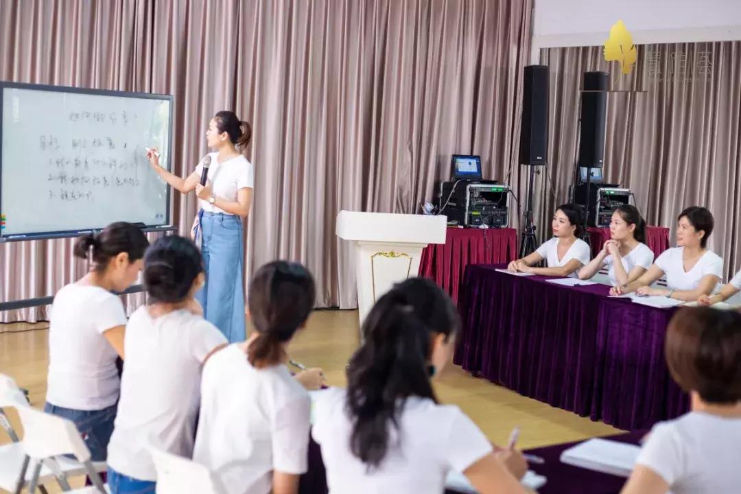 女性气质礼仪培训班,优雅仪态培训报名