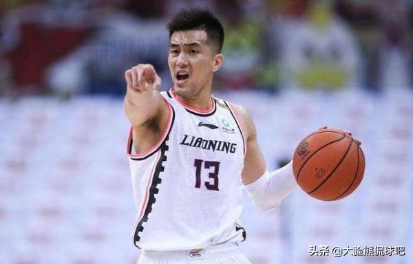 杨鸣为什么能担任辽宁男篮主教练,辽篮主教练杨鸣和郭士强相视一笑