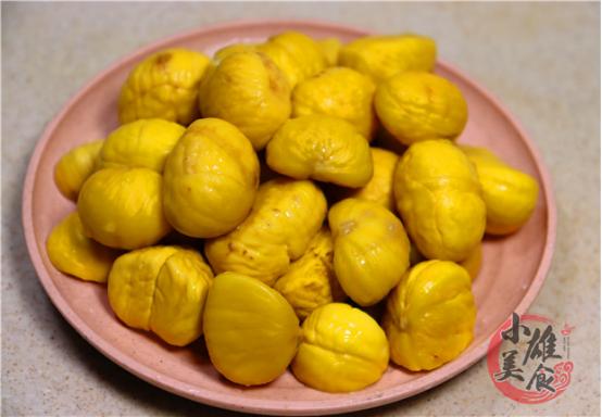 剥生板栗有小窍门一分钟剥一盘,圆板栗怎么剥壳简单方便