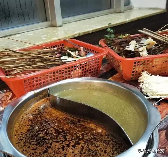 钟楼旁这条890米的老街，藏着一天吃三次都不会腻的馆子！